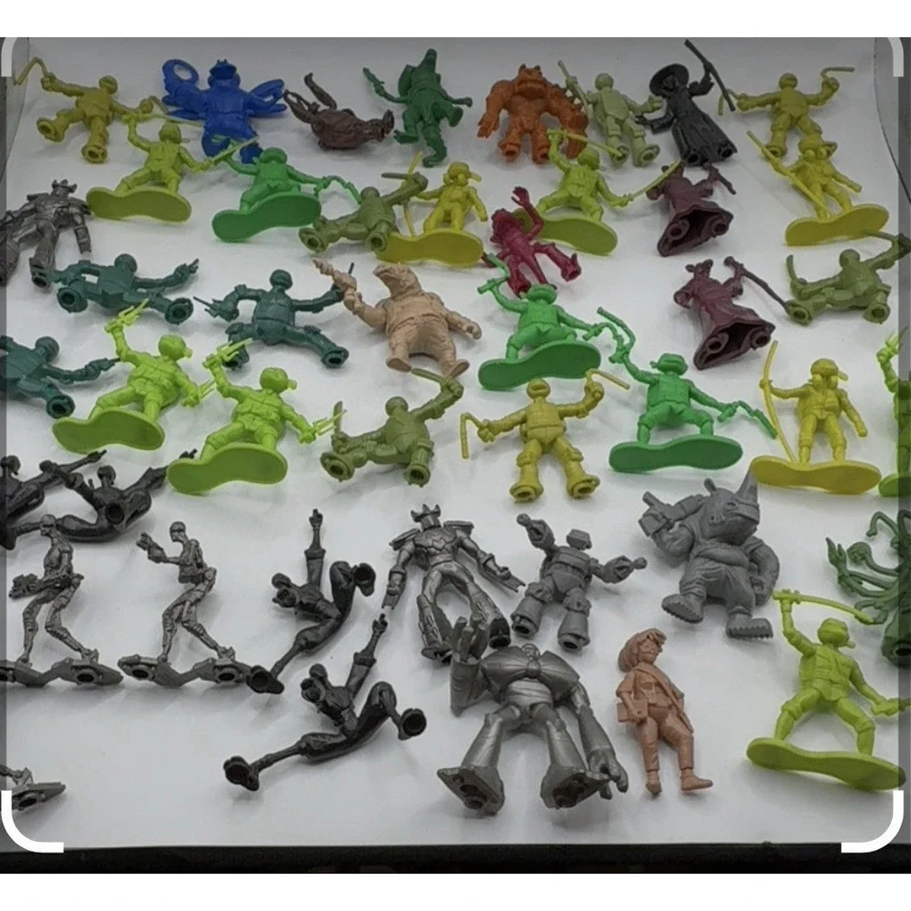 Teenage Mutant‎ Ninja Turtles Mutant Mayhem Bucket of 47  Mini Figures.